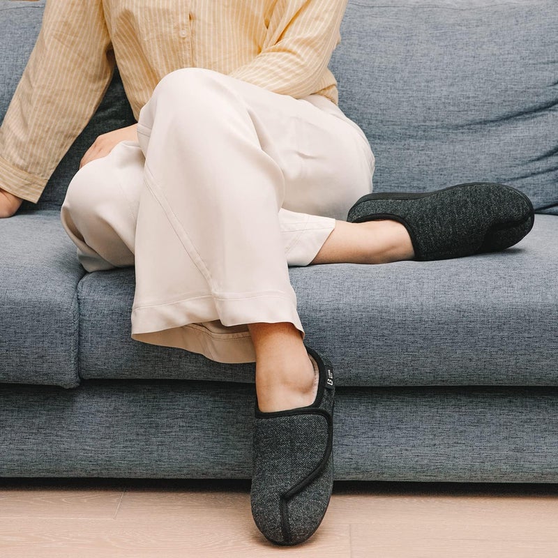 LongBay نعال طويلة باي النسائية القابلة للتعديل من فوم الذاكرة مريحة واسعة للأقدام السكريّة أحذية منزلية للإيدما والأرثوبيدية والعصبية داخلية وخارجية (9B(M), أسود) - Image 2